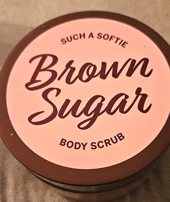 EXFOLIANTE CORPORAL VICTORIA'S SECRET ROSA AZÚCAR MORENA con Manteca de Karité.  Foto 1 de 4