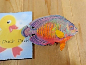 Engel Fisch Kühlschrankmagnet 4" lila orange blau Papier 1989 Marcie Hawthorne - Bild 1 von 2