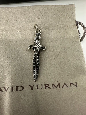 Amuleto daga David Yurman Waves en plata de ley con pavé de diamantes negros Foto 1 de 4
