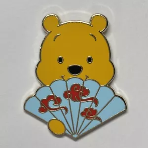 Spilla Disney Winnie The Pooh personaggio pieghevole fan serie misteriosa 2024 - Foto 1 di 1