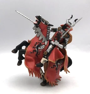 PAPO CABALLERO SOLDADO DRAGÓN ROJO con Espadas Caballo Figura Medevil 2006 - Imagen 1 de 5