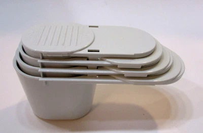 Conjunto de quatro copos de medição brancos vintage dos anos 1990 vigilantes do peso conjunto com tampas deslizantes - Imagem 1 de 4