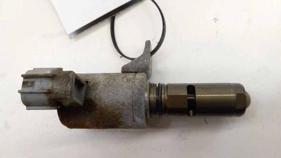 Válvula de control de aceite de engranaje de distribución variable Ford Fiesta culata solenoide 2014 Foto 1 de 4