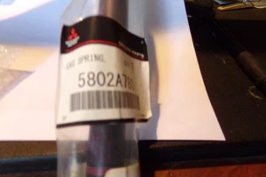 Genuine Mitsubishi Lift Cylinder 5802A780 - Foto 1 di 1