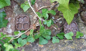 2 x SMALL HOBBIT'S/FAIRY WINDOWS TO COMPLIMENT OUR FAIRY DOOR RANGE - NEW - Picture 1 of 3