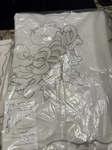 Vintage Hand embroidered Portugal  Hahne & Company table cloth 8 napkins - Picture 1 of 2