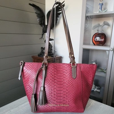 Bolso de Mano Dooney & Bourke Maxine Serpiente Pitón Cuero Repujado Estampado Rojo/Marrón Usado en Excelente Condición Foto 1 de 4
