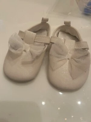 Zapatos de vestir blancos para bebé marca Carters con lazo talla 3-6 meses Foto 1 de 3