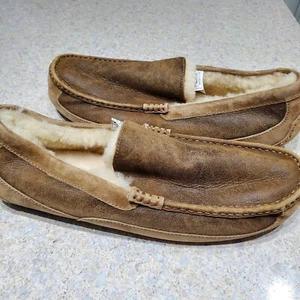 NWOB MENS 18 CHESTNUT UGG ASCOT BOMBER LEATHER LINED LOAFERS SLIPPERS 1008391 - Picture 1 of 7
