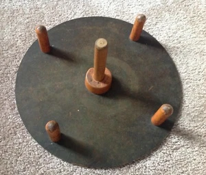 ANTIGUO JUEGO DE LANZAMIENTO DE ANILLOS (NO TIENE ANILLOS) - Imagen 1 de 3