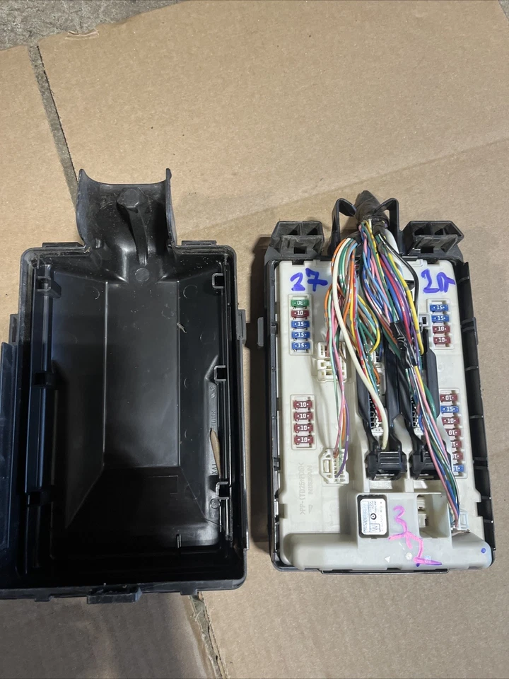 OEM INFINITI G37 2008 cupé automático 2x2 motor IPDM caja de conexiones de fusibles Foto 1 de 3