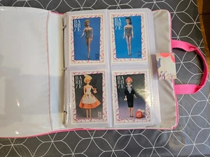 BARBIE - 1990 Mattel FULL SET OF 300 1ST EDITION PLUS 21 ZUSÄTZLICH IM FOLDER - Bild 1 von 6