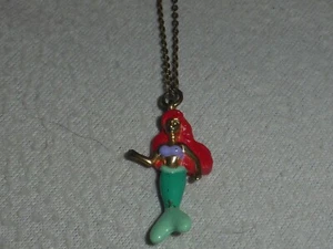DISNEY ARIELLE DIE KLEINE MEERJUNGFRAU EMAILLE GOLDFARBEN ANHÄNGER CHARM HALSKETTE - Bild 1 von 7
