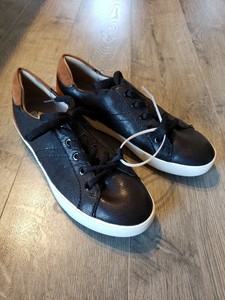 naturalizer black tennis shoes