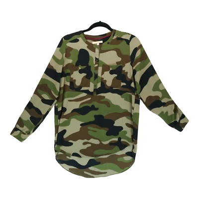 Túnica Gibson Latimer para mujer talla pequeña mangas con lengüeta enrollable cuello redondo camuflaje 1/4 botón Foto 1 de 4