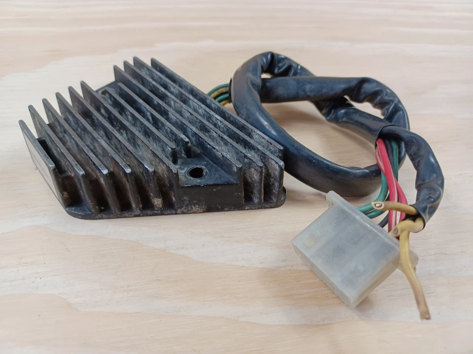 ♻️D♻️ HONDA VF750 MAGNA RECTIFIER VOLTAGE REGULATOR SH543-12 - Image 1 of 4