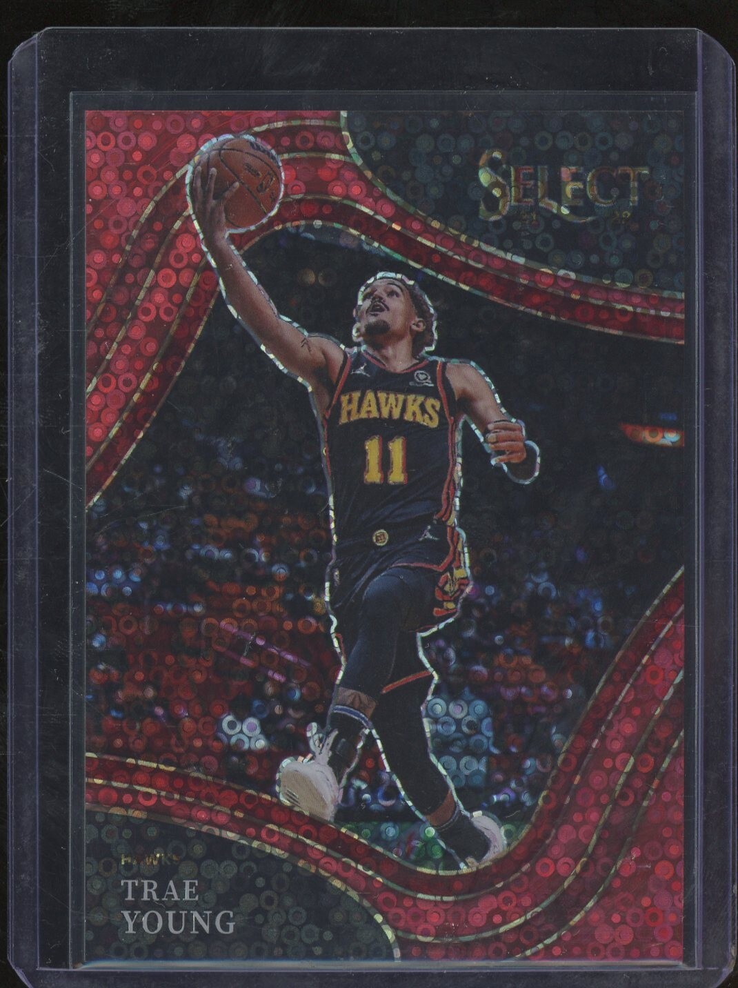 2021-22 Panini Select Red Disco Prizm Courtside #215 Trae Young Hawks 8/49