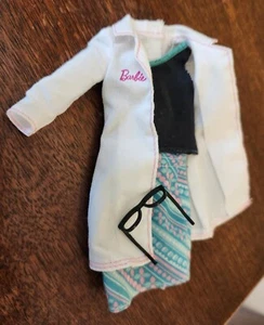 2014 BARBIE EYE DOCTOR DR OUTFIT (ONLY) CKJ73 INCLUDES BLACK EYE GLASSES CLOTHES - Picture 1 of 9