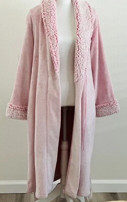 Bata Saks Fifth Avenue con ribete de piel sintética en rosa Foto 1 de 4