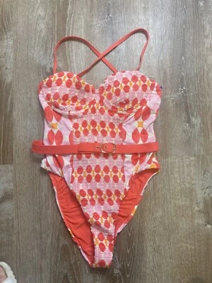 Traje de baño Maeve para mujer grande de una pieza con cinturón y aros a lunares Foto 1 de 4