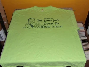 Camiseta Dadism #191 "The Lawn Isn't going to mow self" verde teniente XL - Imagen 1 de 4