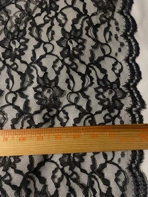 Encaje floral poliéster negro liso con orillos festoneados 53" por 62' Foto 1 de 2