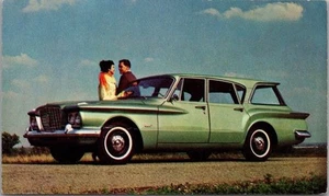 Postal publicitaria Plymouth Valiant V-100 1961 "3 asientos SUBURBAN" camioneta - Imagen 1 de 2