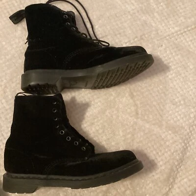 Botas Dr. Martens Terciopelo Negro Mujer 10 Sin Cuerdas Años 90’s Grunge Zapatos Con Cordones Foto 1 de 4