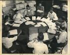 1949 photo de presse regard dans les coulisses de la documentation des événements des Nations Unies