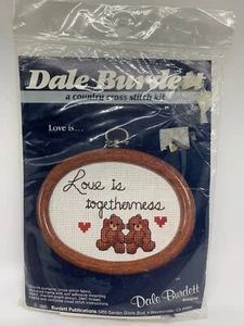 Peluches de colección Dale Burdett A Country punto de cruz ""Love Is Togetherness"" Nuevo de lote antiguo 1985 - Imagen 1 de 2