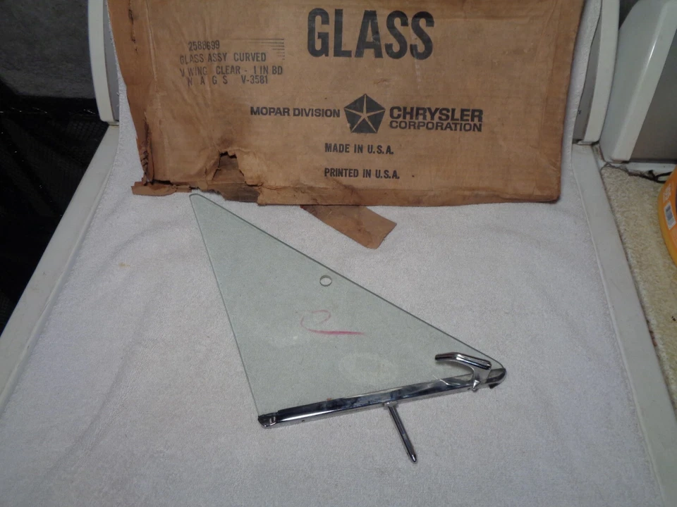 Ventana de ventilación transparente izquierda cuerpo B Mopar 1966-67 NOS Foto 1 de 1
