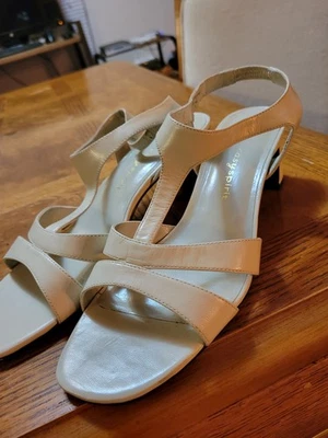 Sandalia de cuero beige con correa en T y punta abierta para dama de Easy Spirit talla 7,5 Foto 1 de 4