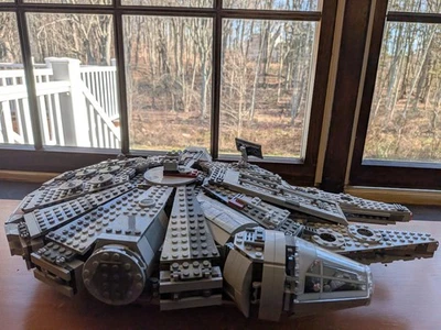 LEGO Star Wars: Halcón Milenario (75105) Foto 1 de 4