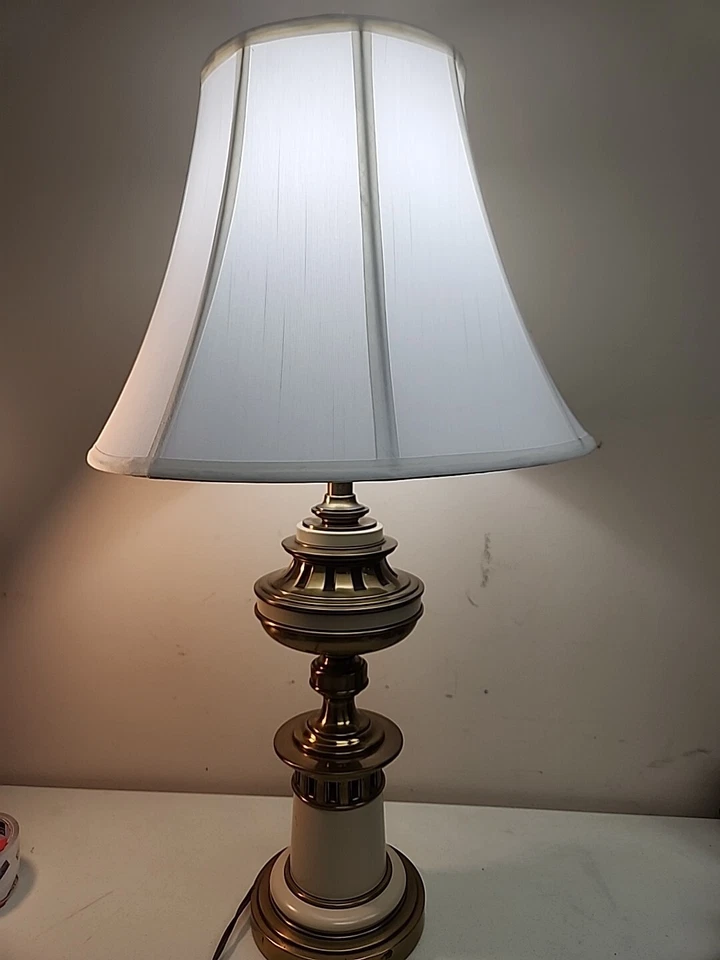 Lámpara OVNI neoclásica medieval cruzada rígida de latón de mediados de siglo de colección Foto 1 de 4