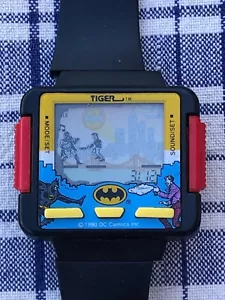 Vintage BATMAN JOKER TIGER Game Watch 1990 NEW BATTERY - Imagen 1 de 7
