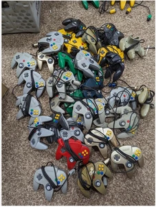 Lotto 25 controller Nintendo 64 N64 autentici *venduti così come sono* - Foto 1 di 1