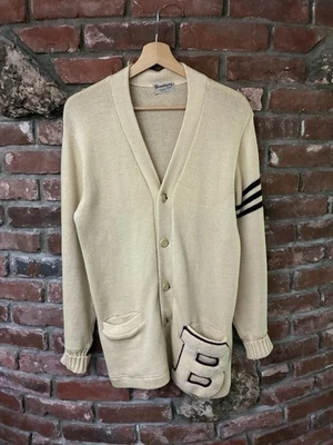 Cardigã suéter vintage anos 50 e 60 Broadway malha Varsity M/L desgastado - Imagem 1 de 4