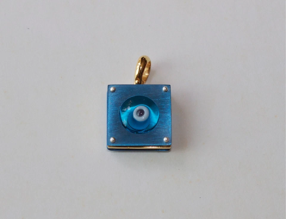 Pingente Berloque Evil Eye Titânio Ouro Esterlina Quadrado 14mm da Grécia "mataki" - Imagem 1 de 4