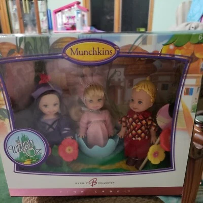 NUEVA MUÑECA BARBIE KELLY MATTEL EL MAGO DE OZ JUEGO DE 3 ETIQUETA ROSA MUNCHKINS Foto 1 de 4
