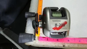 MULINELLO DA PESCA SHIMANO B-200 BAITCASTING VINTAGE BUONE CONDIZIONI FUNZIONANTE - Foto 1 di 5