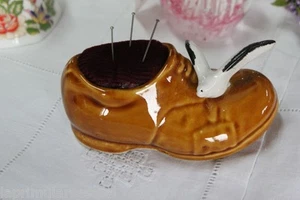 VECCHIA SCARPA PUNTASPILLI IN CERAMICA CON GABBIANO - VINTAGE SHOE PINCUSHION - Imagen 1 de 4