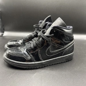 MUJER EE. UU. TALLA 8.5 - NIKE Air Jordan 1 Patente SE Mid Triple Negro W BQ6472-002 - Imagen 1 de 9