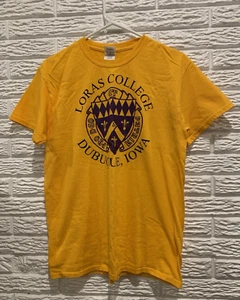 Camiseta Loras College Duhawks "I'm a Duhawk" Marca Gildan Dorada Talla Adulto M - Imagen 1 de 11