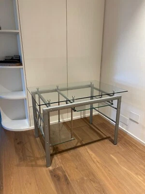 Scrivania in acciaio cromato e vetro temperato - Immagine 1 di 4