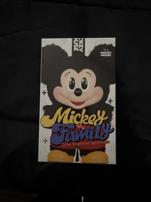 POPMART Mickey Family Cute Together Series Collectible Blind Box Figure Keychain - Imagem 1 de 3