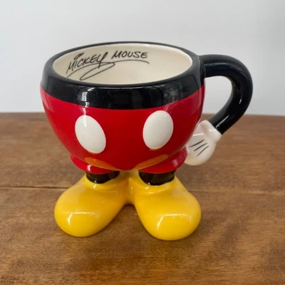Taza de cerámica para pantalones y pies de Mickey Mouse de los parques de Disney Foto 1 de 4