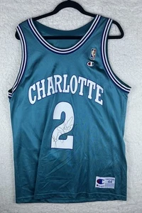 Maglia vintage Larry Johnson FIRMATA AUTOGRAFATA Charlotte Hornets Med Champion - Foto 1 di 22
