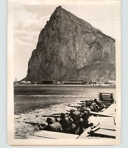 BRITISH Troops Poised to Defend Coast of GIBRALTAR Vintage WWII 1939 Press Photo - Picture 1 of 2