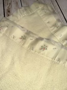 Vintage Carters Fleece Acrylic Baby Blanket Satin Rosette Trim 51x38 Rosettes - Picture 1 of 4