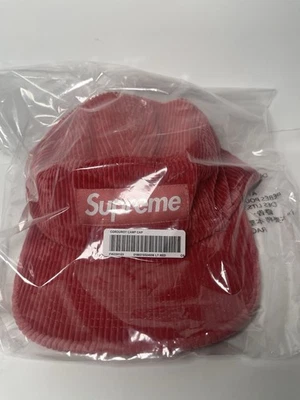 Boné de acampamento Supreme veludo vermelho claro FW25 - Imagem 1 de 3